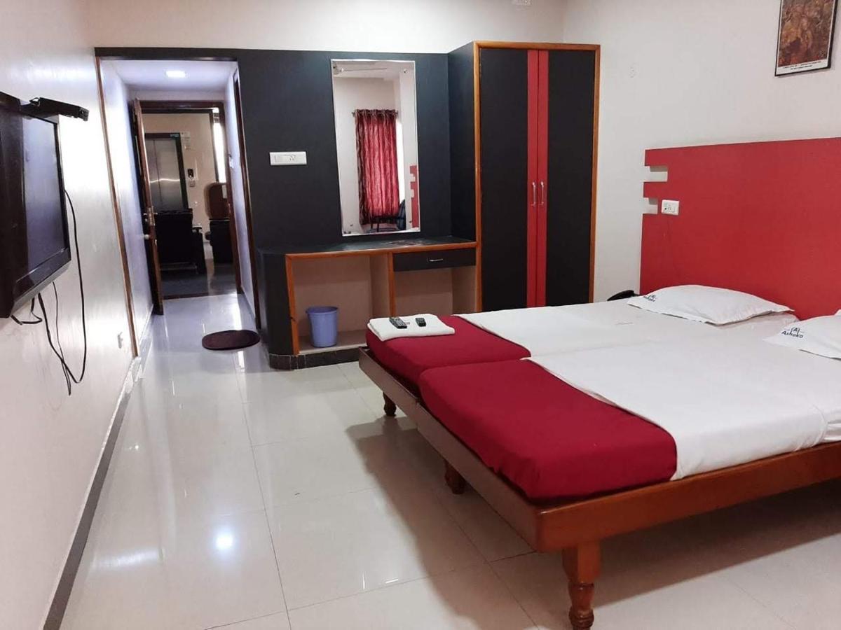 Hotel Ashoka Gangāwati Exterior foto
